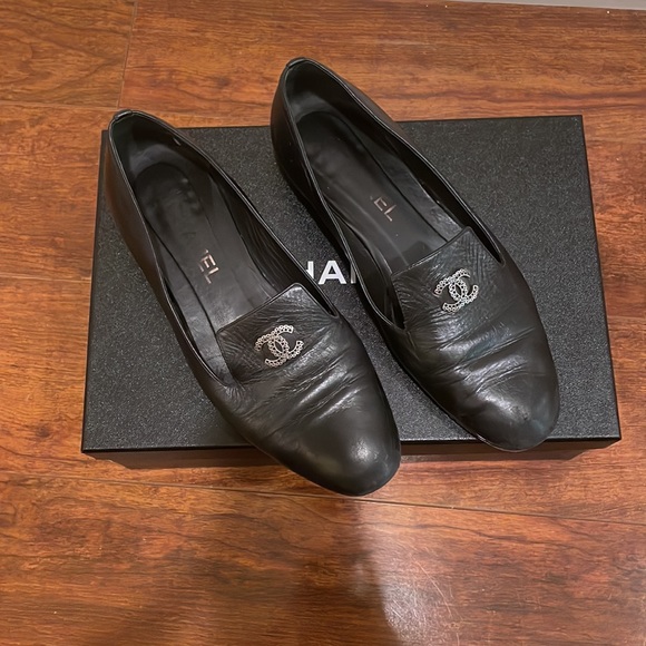 Chanel loafers in black leather with antique silver logo. - Picture 4 of 5